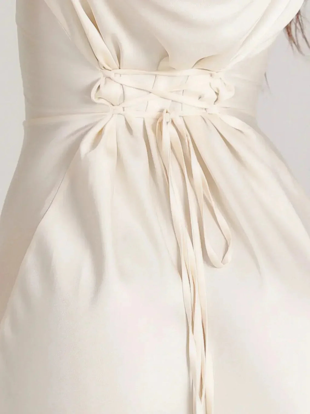 Elegante vestido largo de invitada de boda con manga larga y silueta fluida | Maxi