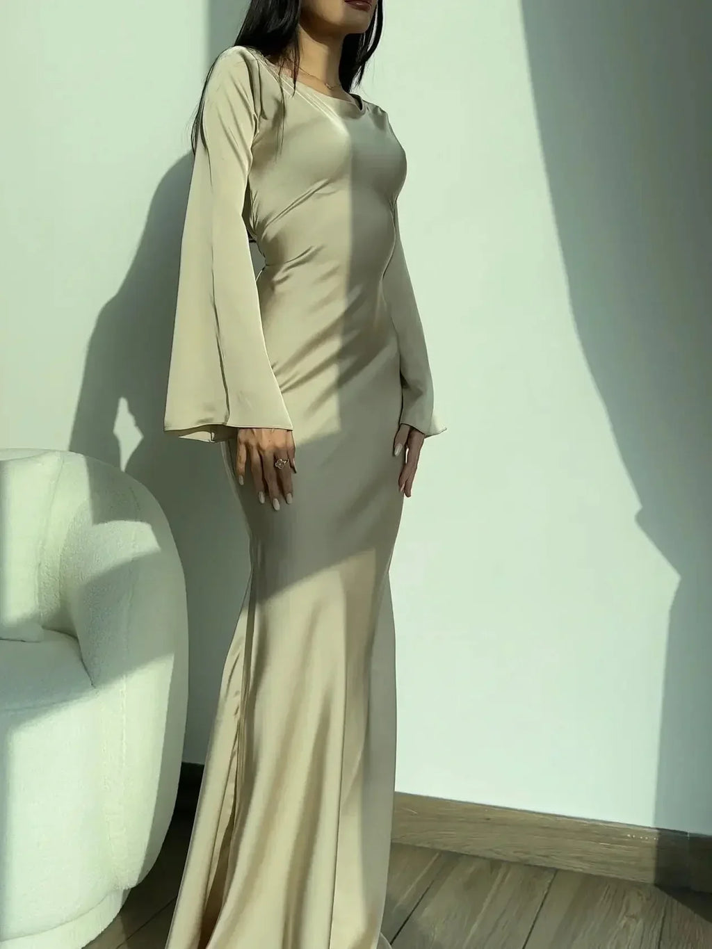 Elegante vestido largo de invitada de boda con manga larga y silueta fluida | Maxi