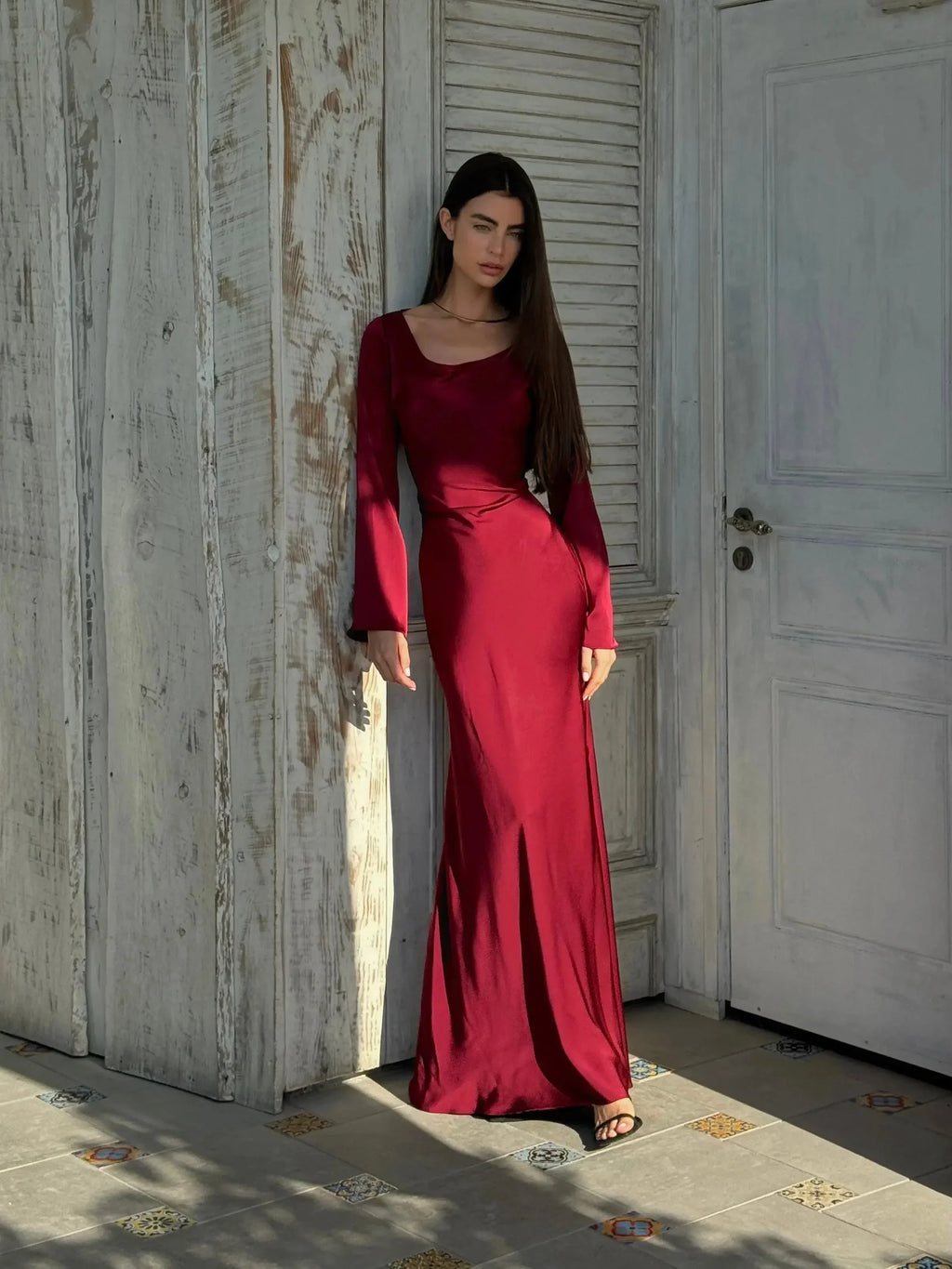 Elegante vestido largo de invitada de boda con manga larga y silueta fluida | Maxi