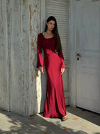 Elegante vestido largo de invitada de boda con manga larga y silueta fluida | Maxi