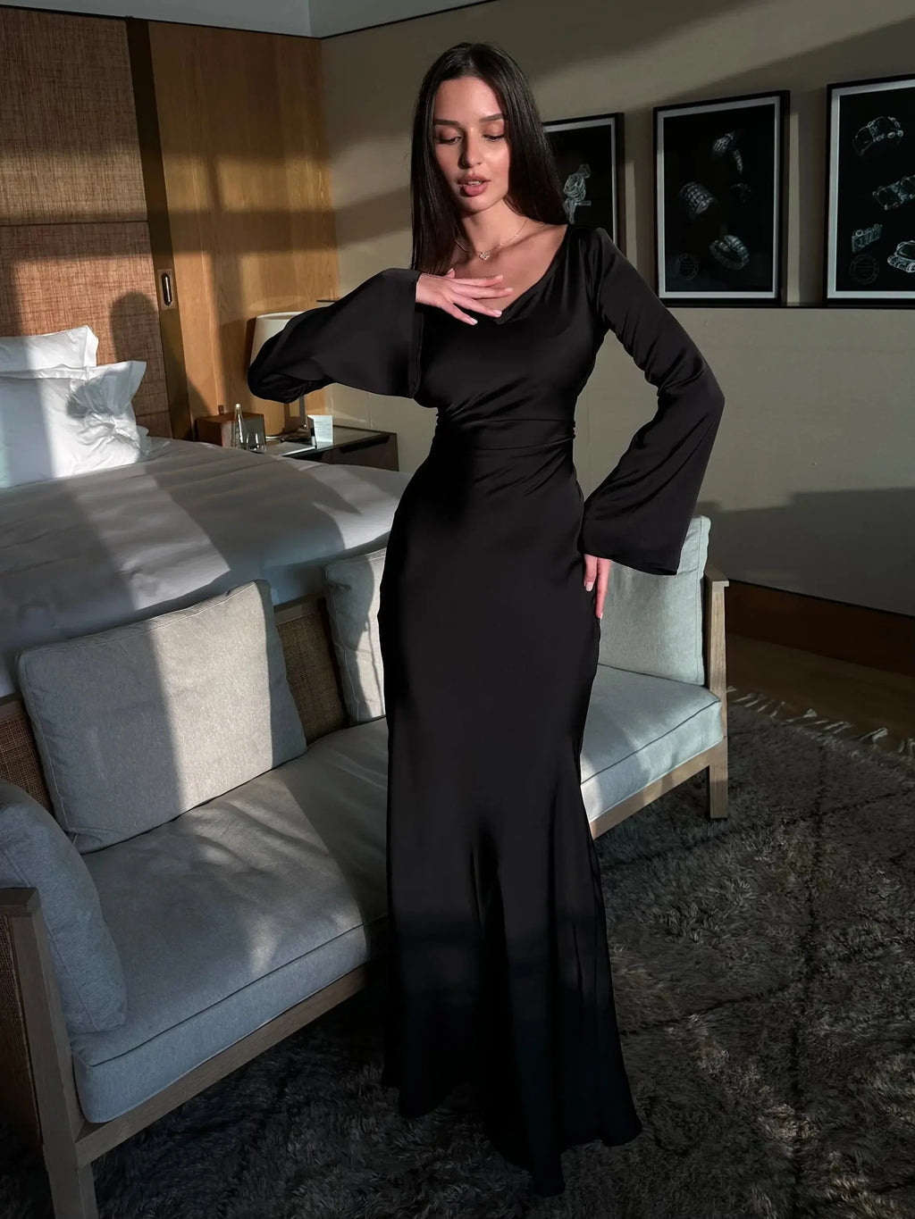 Elegante vestido largo de invitada de boda con manga larga y silueta fluida | Maxi