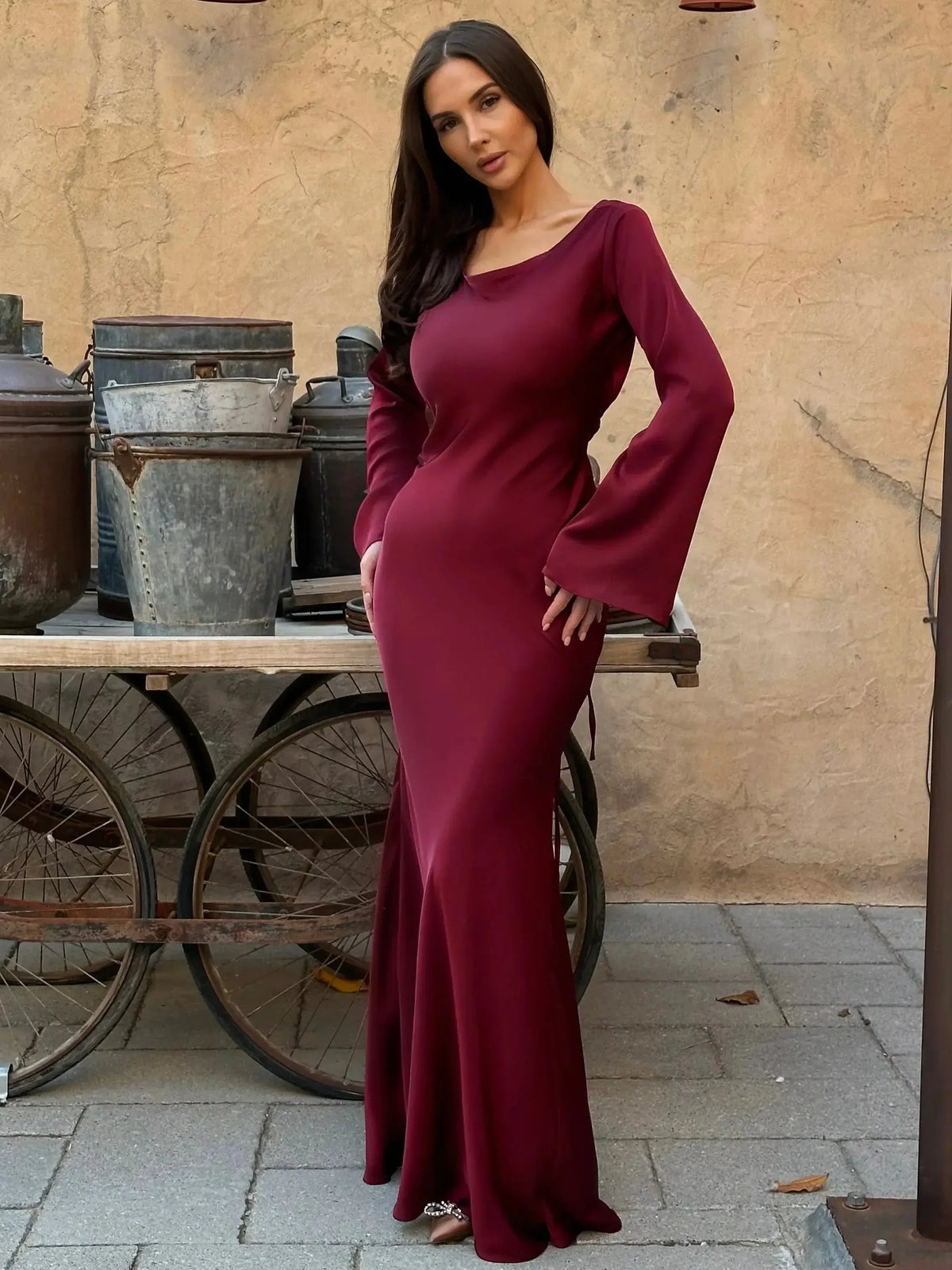 Elegante vestido largo de invitada de boda con manga larga y silueta fluida | Maxi