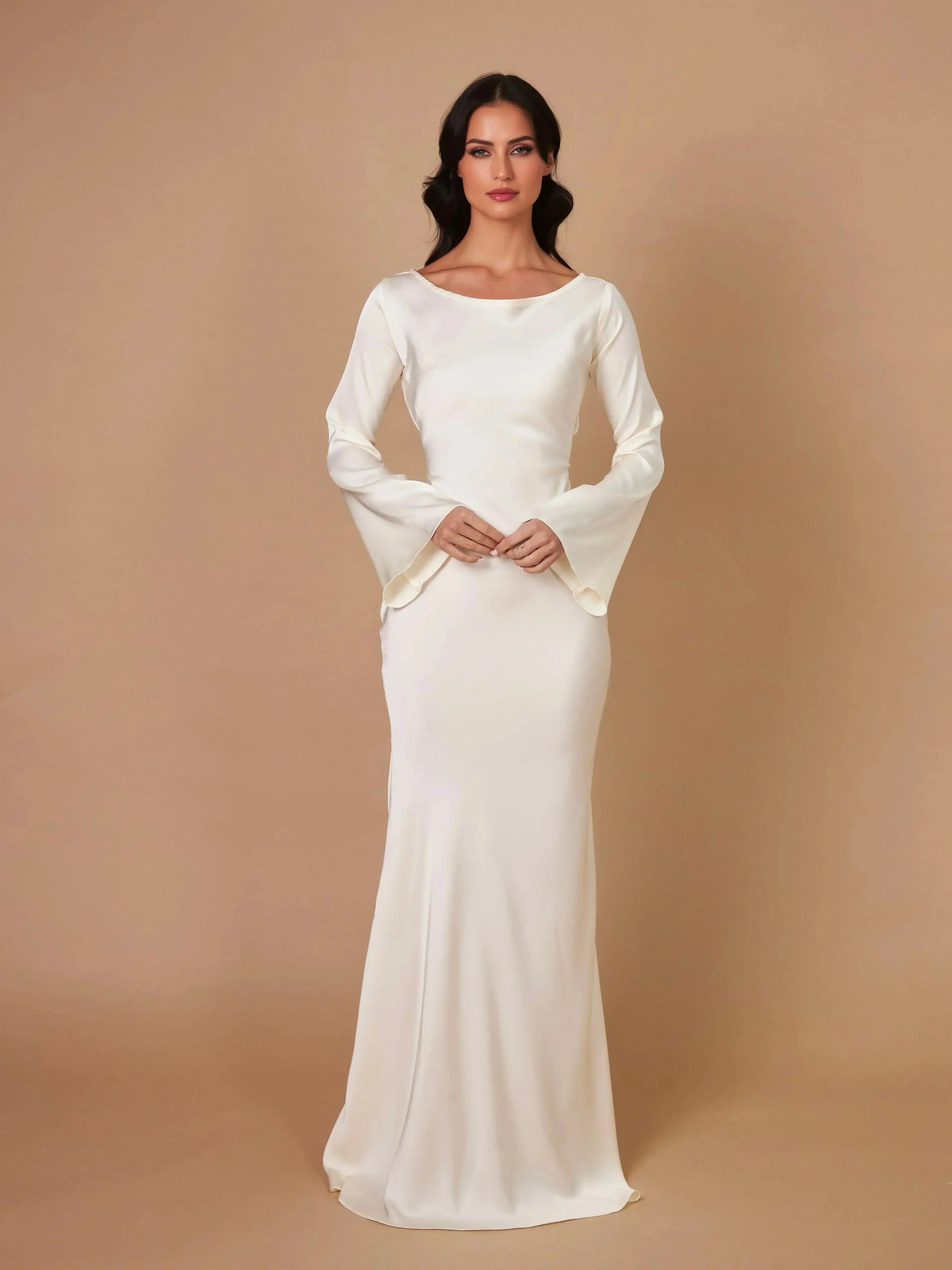 Elegante vestido largo de invitada de boda con manga larga y silueta fluida | Maxi