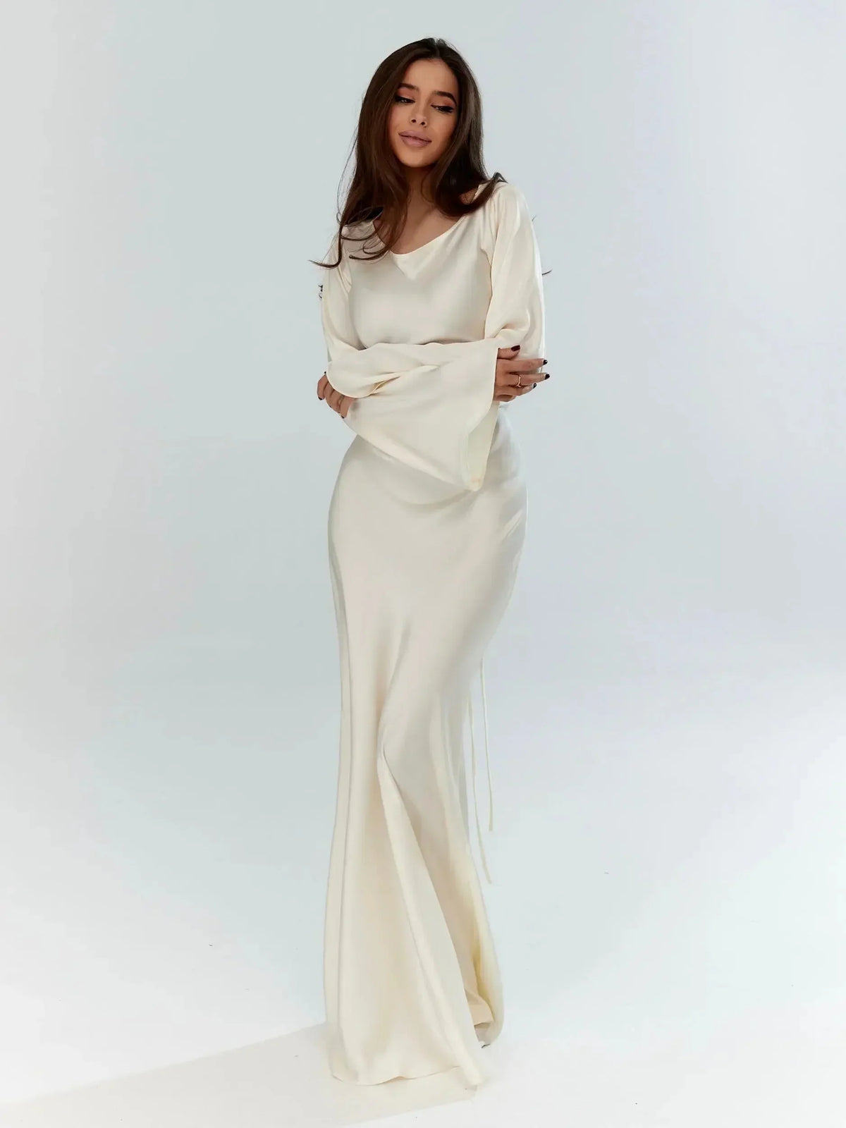 Elegante vestido largo de invitada de boda con manga larga y silueta fluida | Maxi