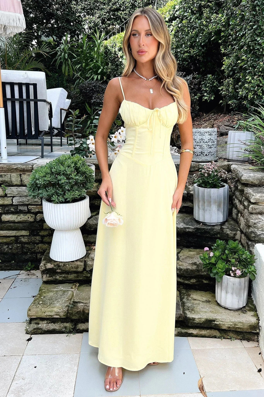 Elegante vestido largo de invitada de boda palabra de honor fruncido con tirantes regulables | Maxi
