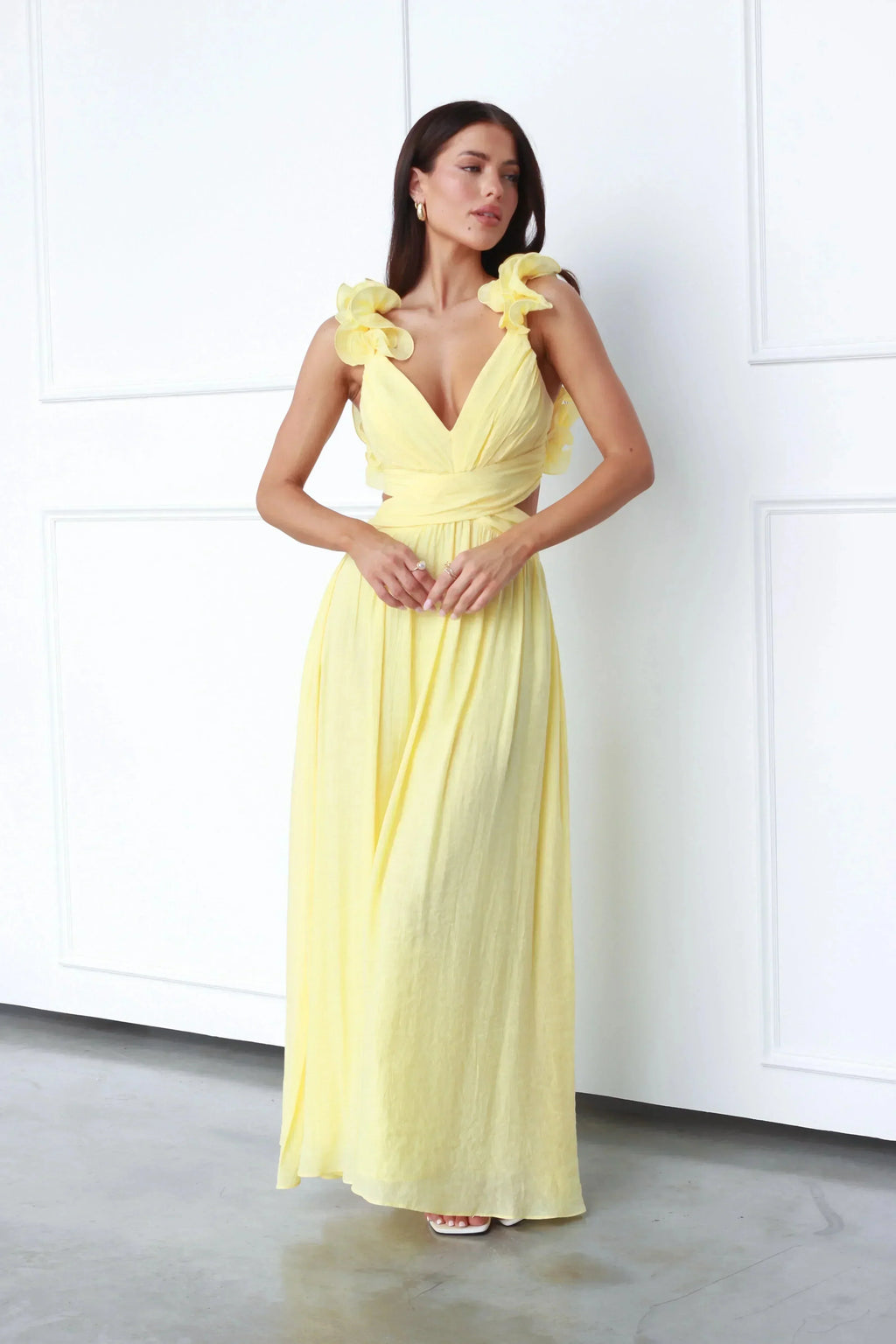 Estiloso vestido largo amarillo de invitada de boda con escote en V y detalle floral en los hombros | Maxi