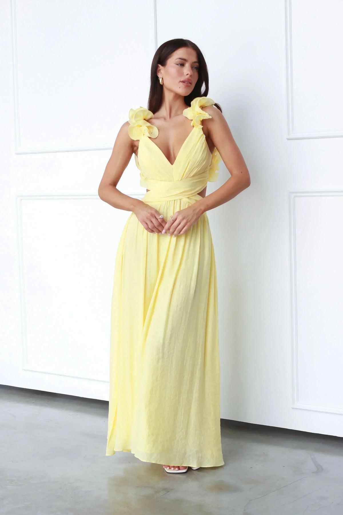 Estiloso vestido largo amarillo de invitada de boda con escote en V y detalle floral en los hombros | Maxi