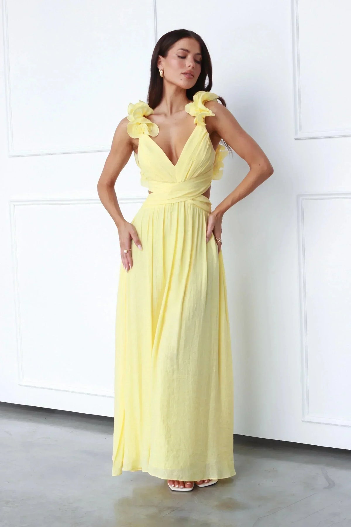 Estiloso vestido largo amarillo de invitada de boda con escote en V y detalle floral en los hombros | Maxi