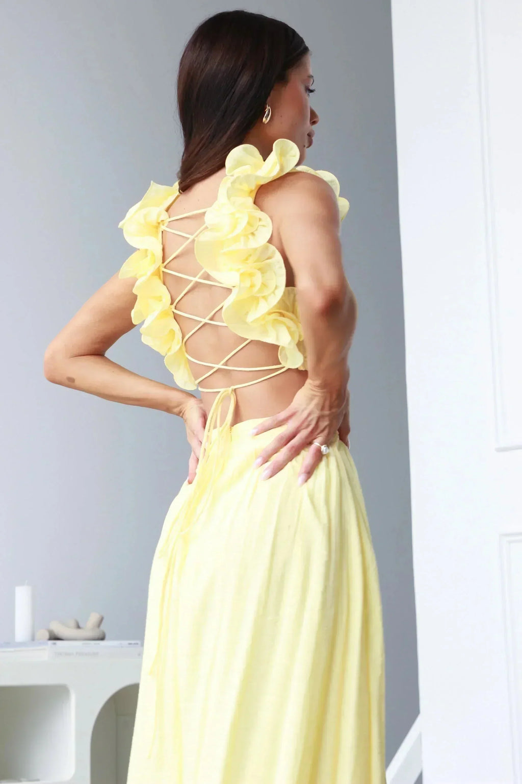 Estiloso vestido largo amarillo de invitada de boda con escote en V y detalle floral en los hombros | Maxi