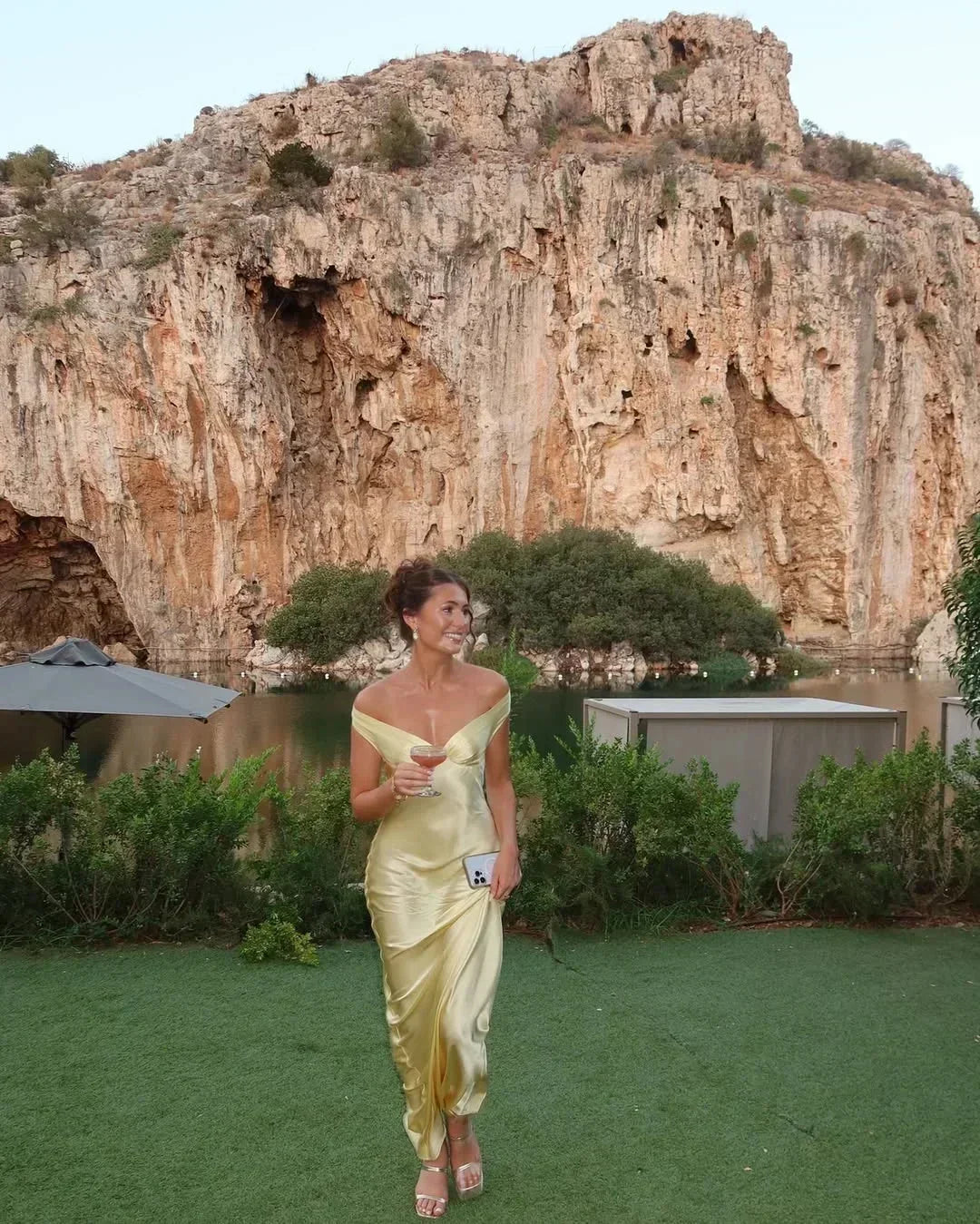 Elegante vestido largo de noche de invitada de boda con hombros descubiertos | Maxi