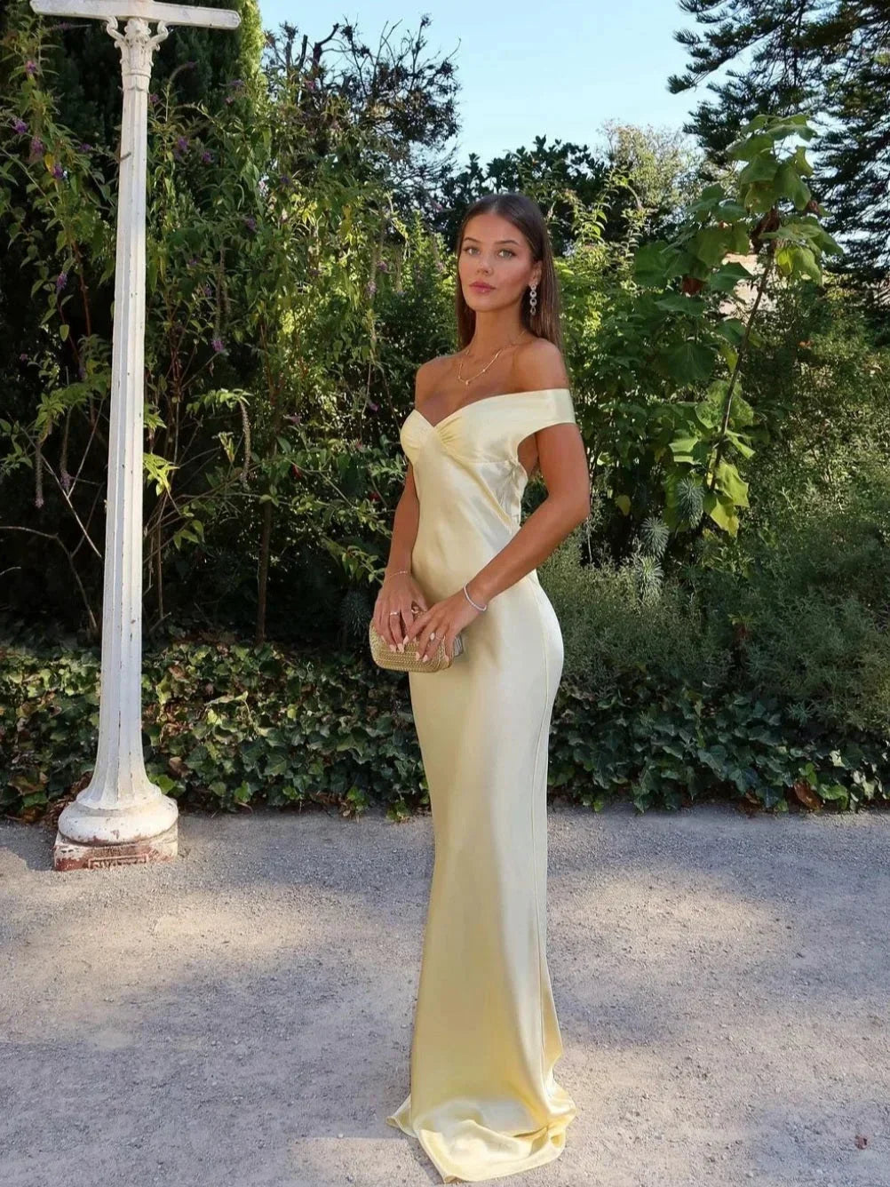 Elegante vestido largo amarillo de fiesta y de invitada de boda con hombros descubiertos | Maxi