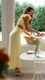 Refinado vestido largo amarillo de invitada de boda y de noche con corte asimétrico | Maxi