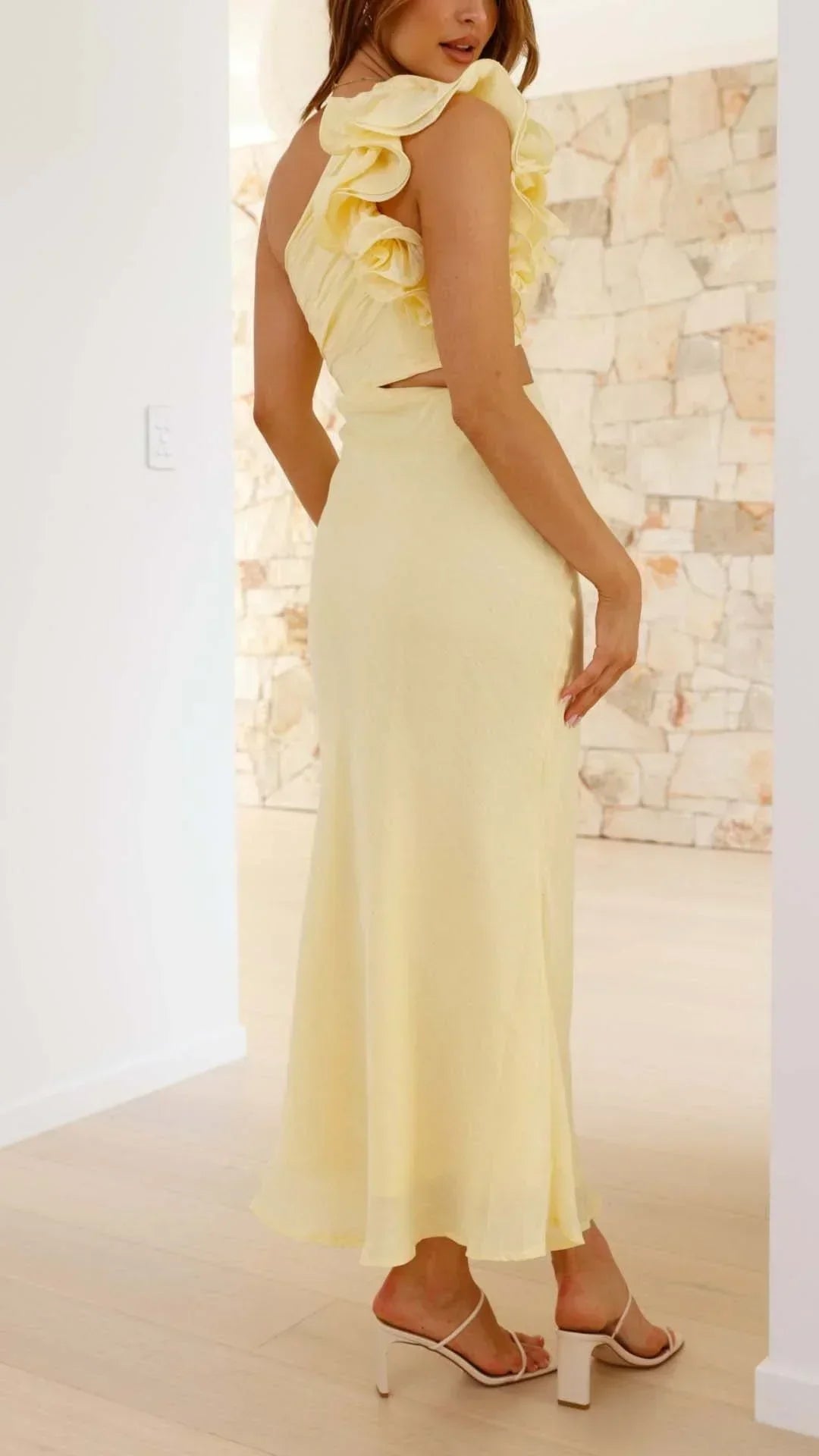 Refinado vestido largo amarillo de invitada de boda y de noche con corte asimétrico | Maxi