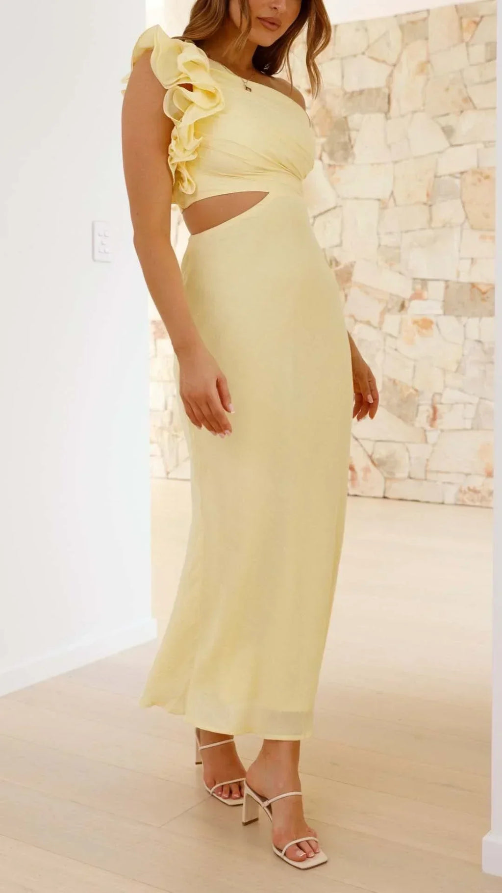Refinado vestido largo amarillo de invitada de boda y de noche con corte asimétrico | Maxi