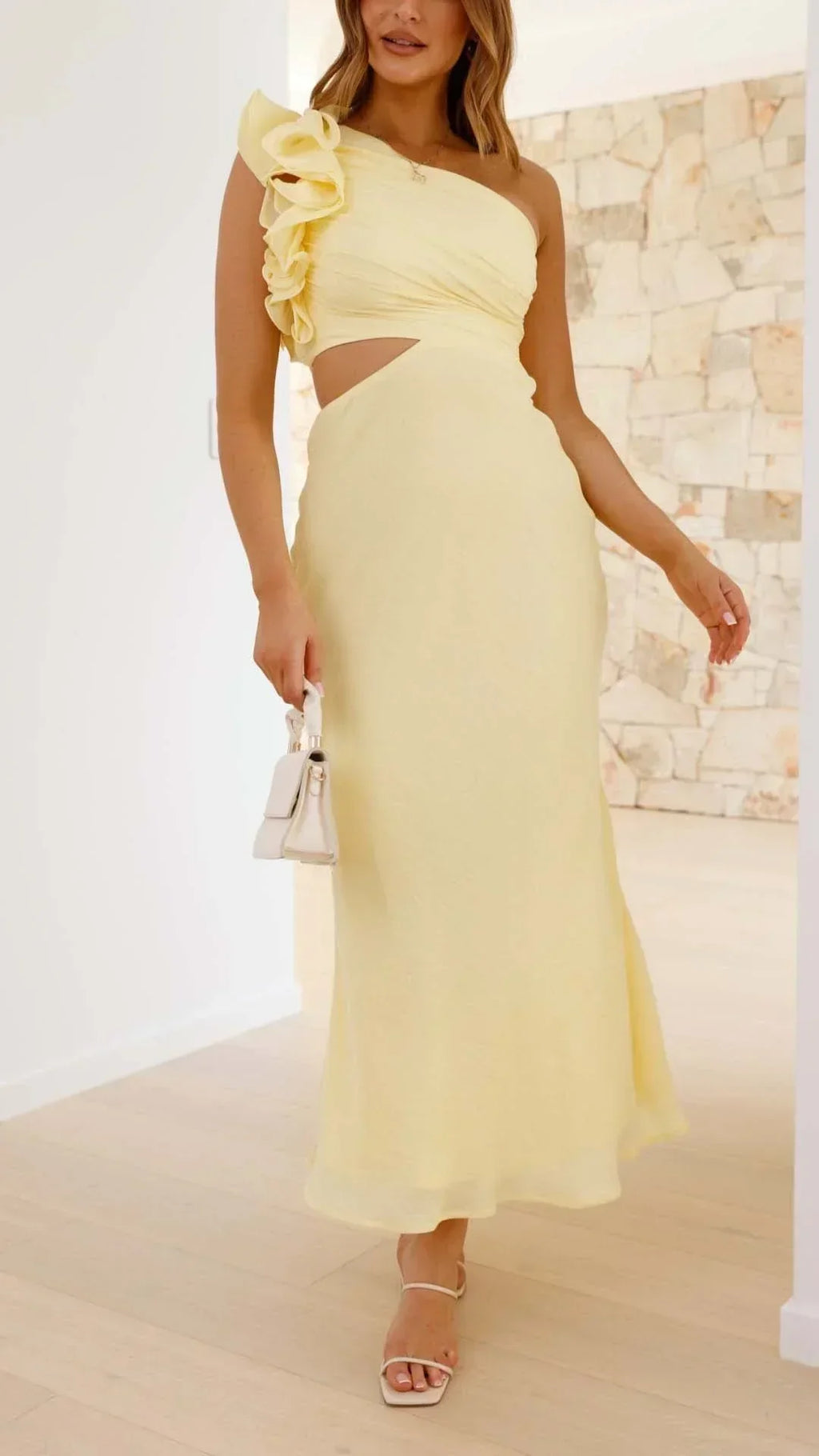 Refinado vestido largo amarillo de invitada de boda y de noche con corte asimétrico | Maxi