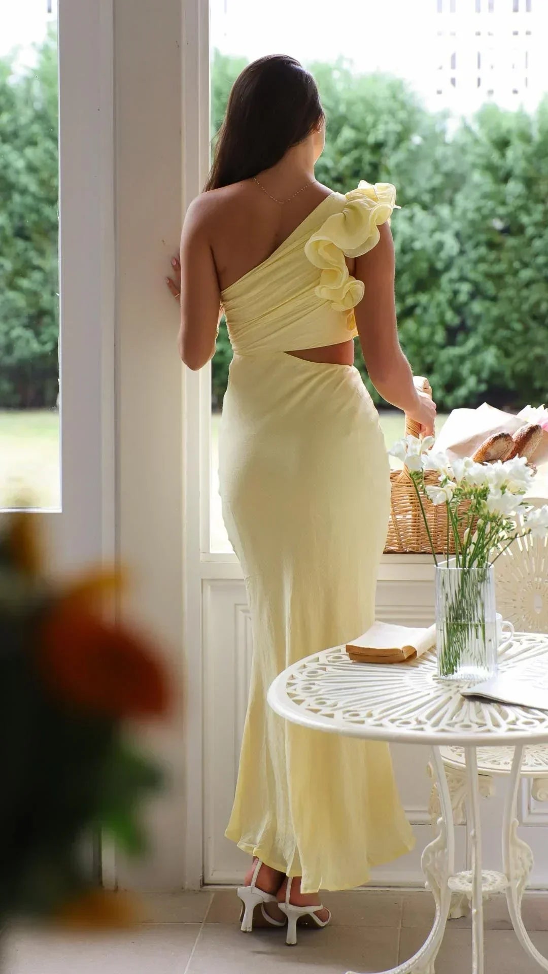 Refinado vestido largo amarillo de invitada de boda y de noche con corte asimétrico | Maxi