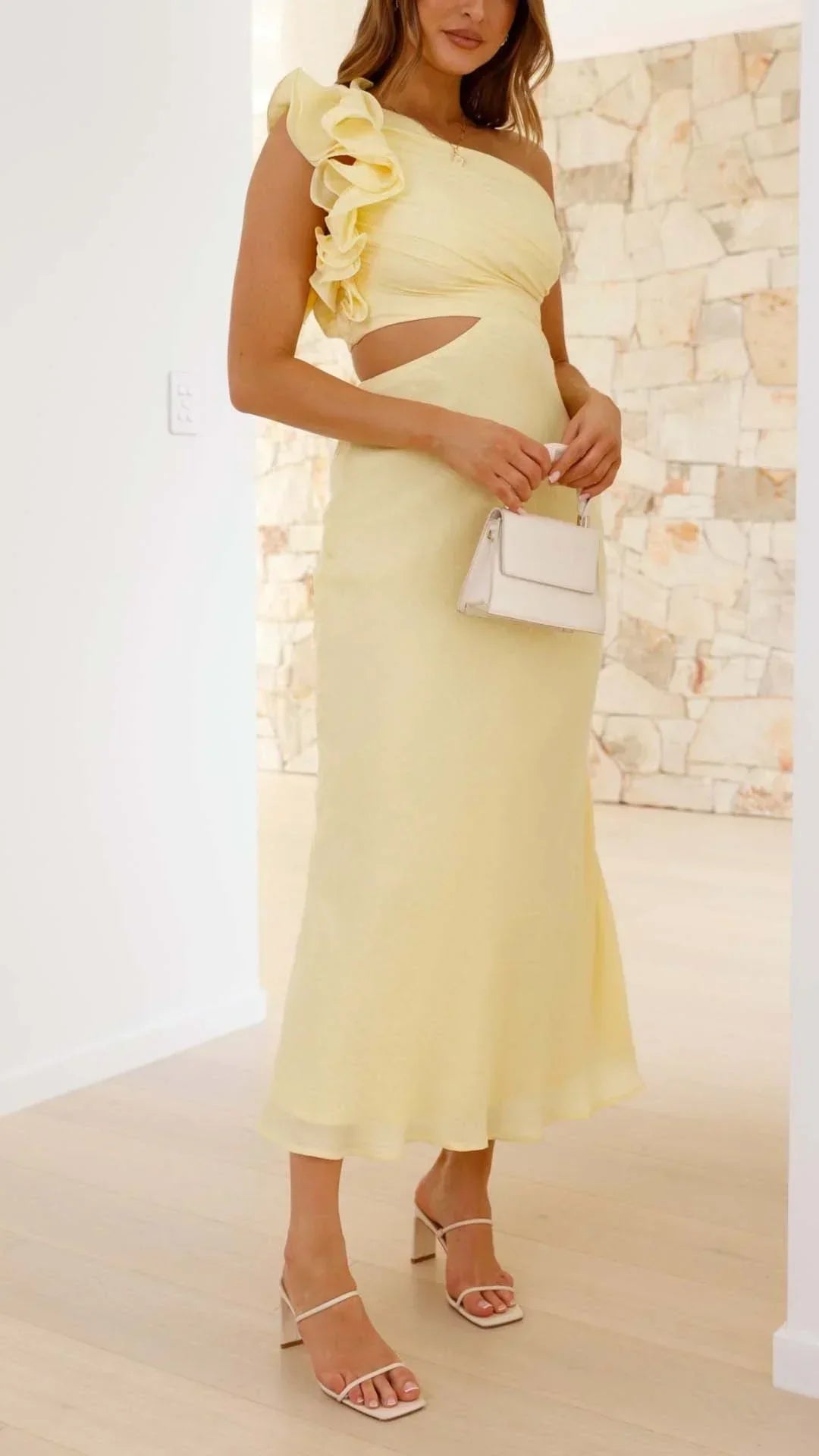 Refinado vestido largo amarillo de invitada de boda y de noche con corte asimétrico | Maxi
