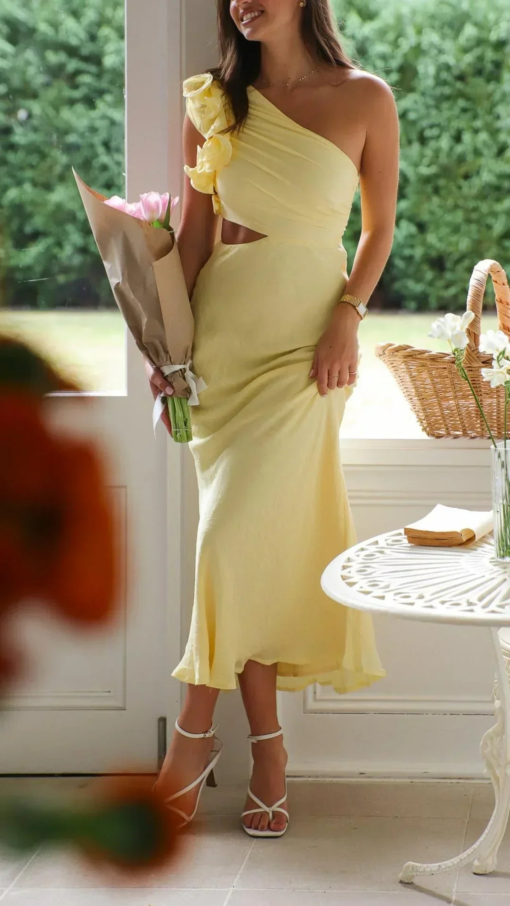 Refinado vestido largo amarillo de invitada de boda y de noche con corte asimétrico | Maxi