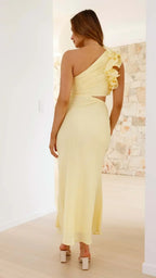 Refinado vestido largo amarillo de invitada de boda y de noche con corte asimétrico | Maxi