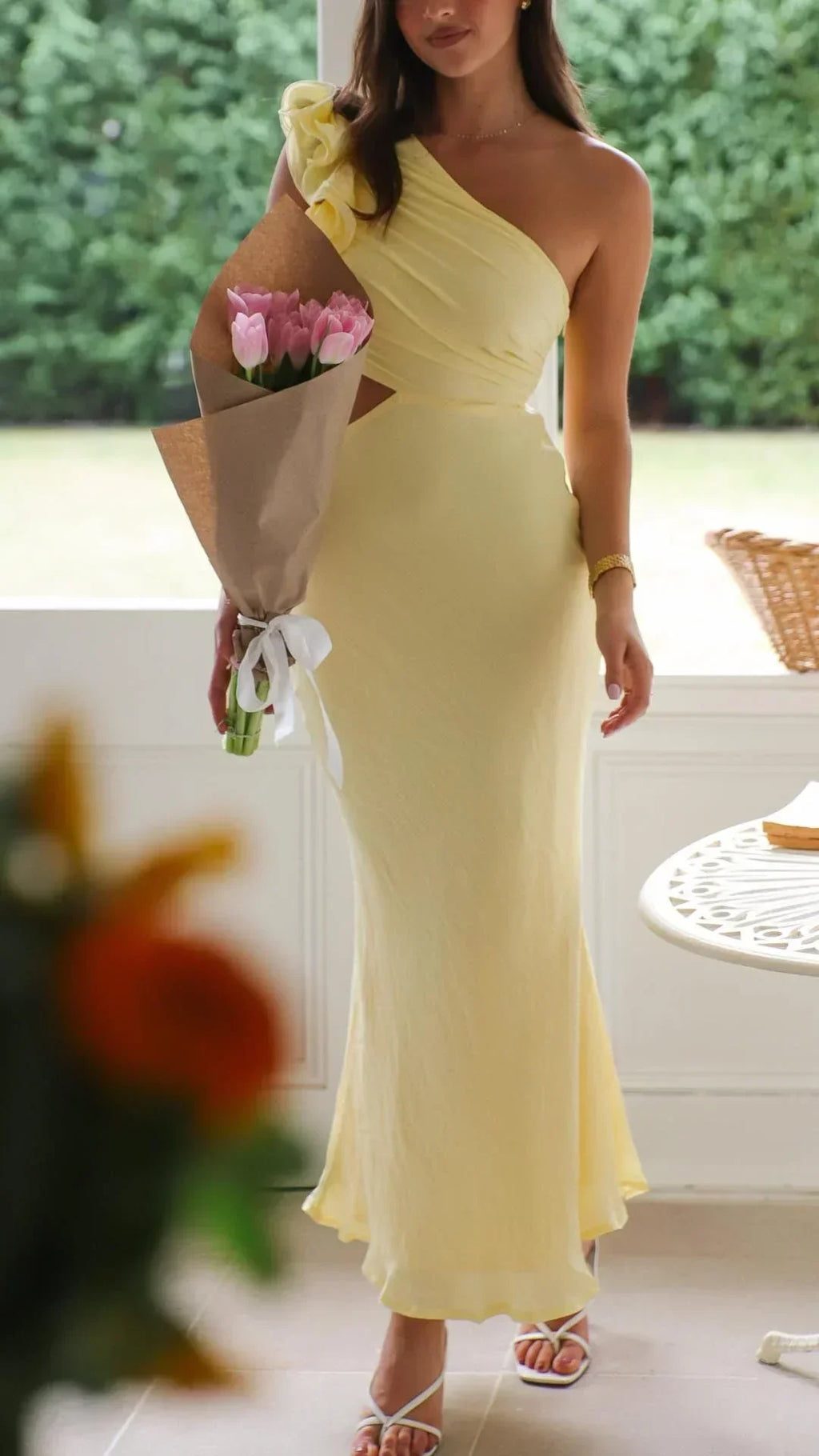 Refinado vestido largo amarillo de invitada de boda y de noche con corte asimétrico | Maxi