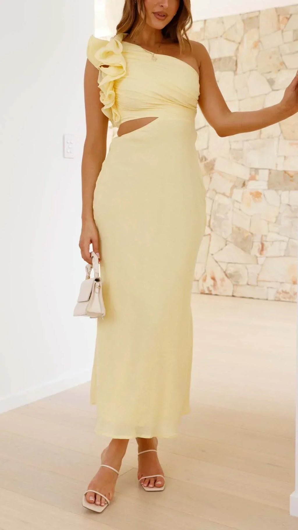 Refinado vestido largo amarillo de invitada de boda y de noche con corte asimétrico | Maxi