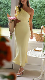 Refinado vestido largo amarillo de invitada de boda y de noche con corte asimétrico | Maxi