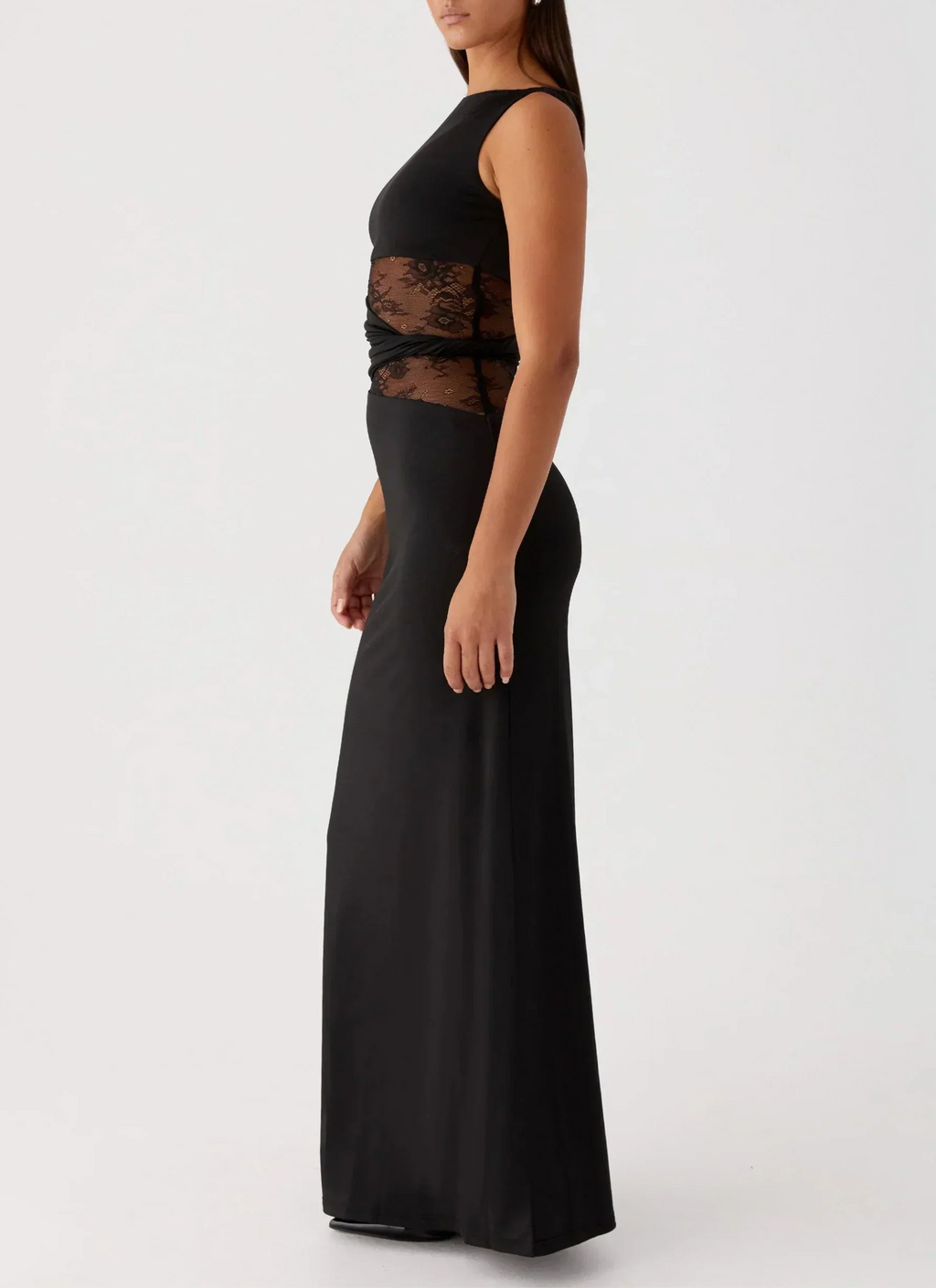 Elegante vestido largo negro de invitada de boda con detalle calado y recortes | Maxi