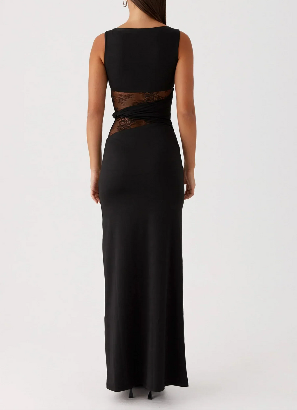 Elegante vestido largo negro de invitada de boda con detalle calado y recortes | Maxi