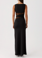 Elegante vestido largo negro de invitada de boda con detalle calado y recortes | Maxi