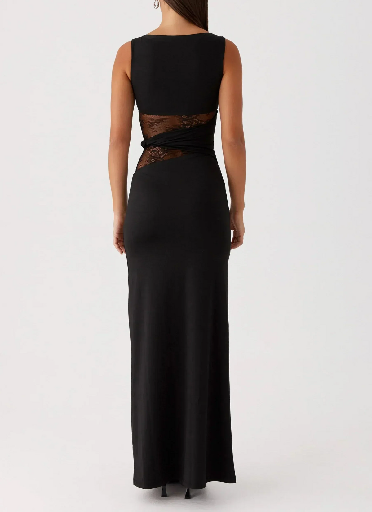 Elegante vestido largo negro de invitada de boda con detalle calado y recortes | Maxi