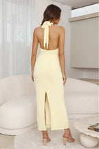 Radiante vestido largo amarillo de invitada de boda con cuello halter y pliegues fluidos | Maxi