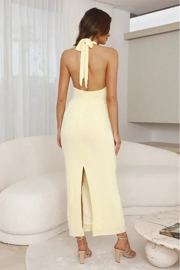 Radiante vestido largo amarillo de invitada de boda con cuello halter y pliegues fluidos | Maxi