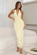 Radiante vestido largo amarillo de invitada de boda con cuello halter y pliegues fluidos | Maxi