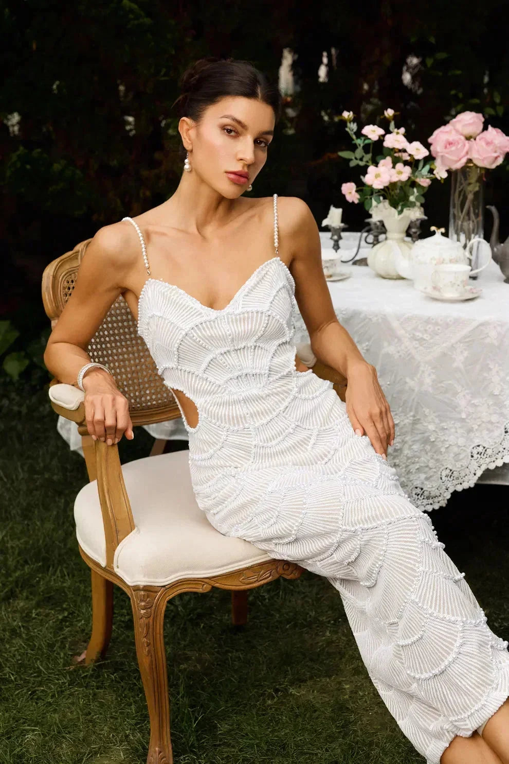 Elegante vestido blanco de invitada de boda y de fiesta con lentejuelas y recortes | Midi