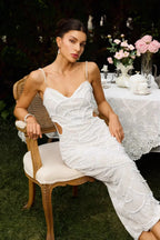 Elegante vestido blanco de invitada de boda y de fiesta con lentejuelas y recortes | Midi