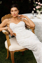 Elegante vestido blanco de invitada de boda y de fiesta con lentejuelas y recortes | Midi