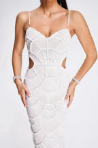 Elegante vestido blanco de invitada de boda y de fiesta con lentejuelas y recortes | Midi