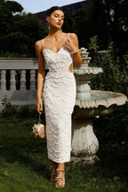 Elegante vestido blanco de invitada de boda y de fiesta con lentejuelas y recortes | Midi
