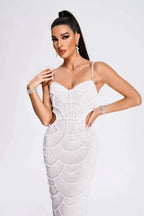 Elegante vestido blanco de invitada de boda y de fiesta con lentejuelas y recortes | Midi