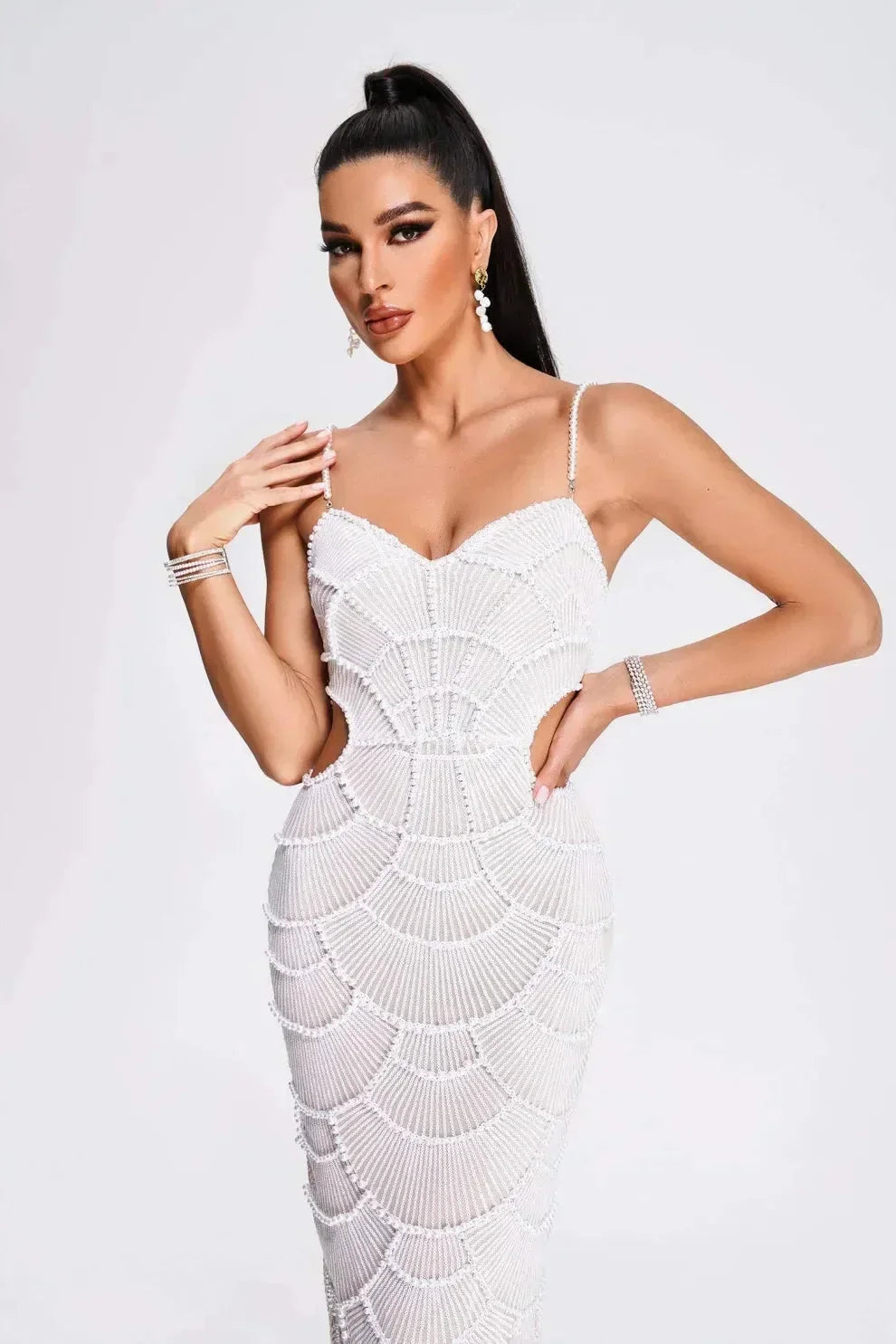 Elegante vestido blanco de invitada de boda y de fiesta con lentejuelas y recortes | Midi