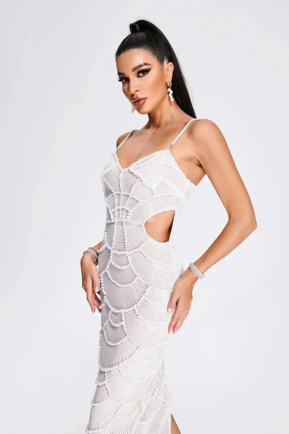 Elegante vestido blanco de invitada de boda y de fiesta con lentejuelas y recortes | Midi