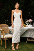 Elegante vestido blanco de invitada de boda y de fiesta con lentejuelas y recortes | Midi
