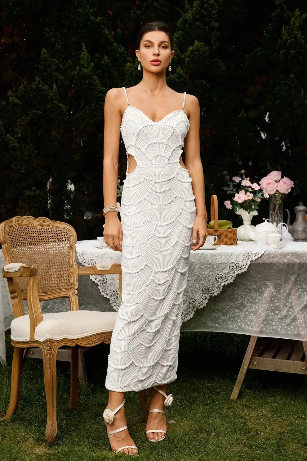 Elegante vestido blanco de invitada de boda y de fiesta con lentejuelas y recortes | Midi
