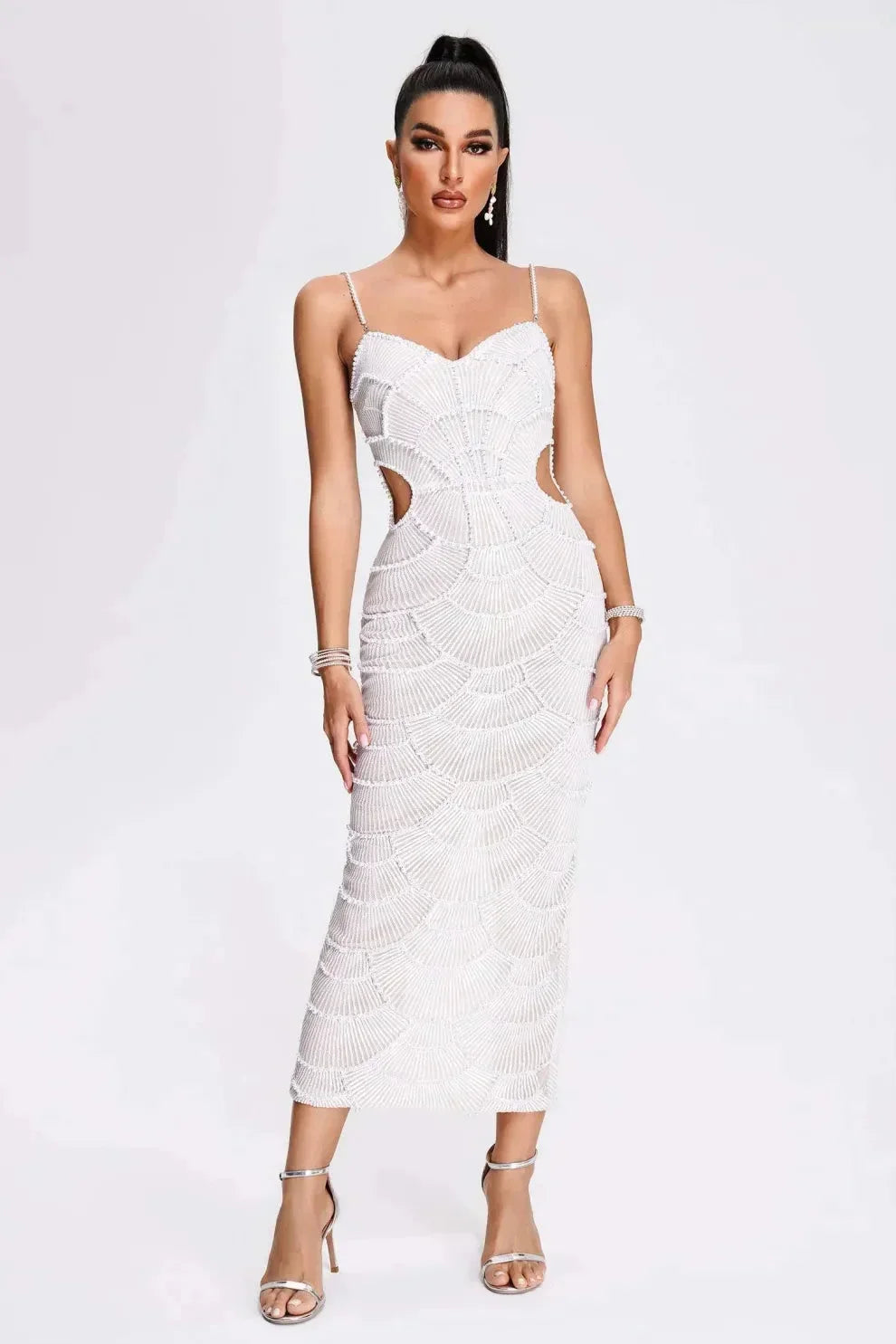 Elegante vestido blanco de invitada de boda y de fiesta con lentejuelas y recortes | Midi