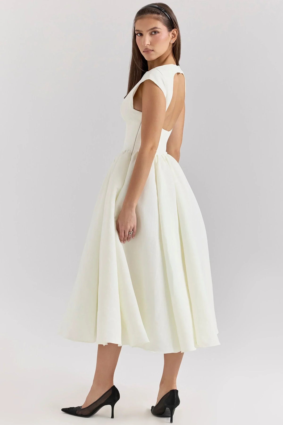 Refinado vestido de invitada de boda con manga corta y falda amplia en negro y blanco | Midi