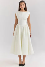 Refinado vestido de invitada de boda con manga corta y falda amplia en negro y blanco | Midi