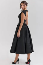 Refinado vestido de invitada de boda con manga corta y falda amplia en negro y blanco | Midi