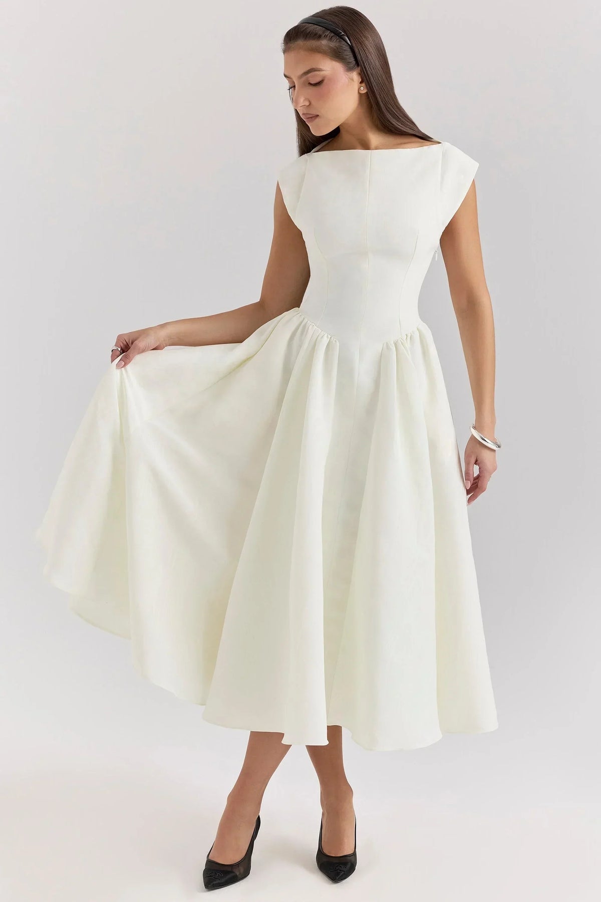 Refinado vestido de invitada de boda con manga corta y falda amplia en negro y blanco | Midi