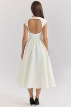 Refinado vestido de invitada de boda con manga corta y falda amplia en negro y blanco | Midi