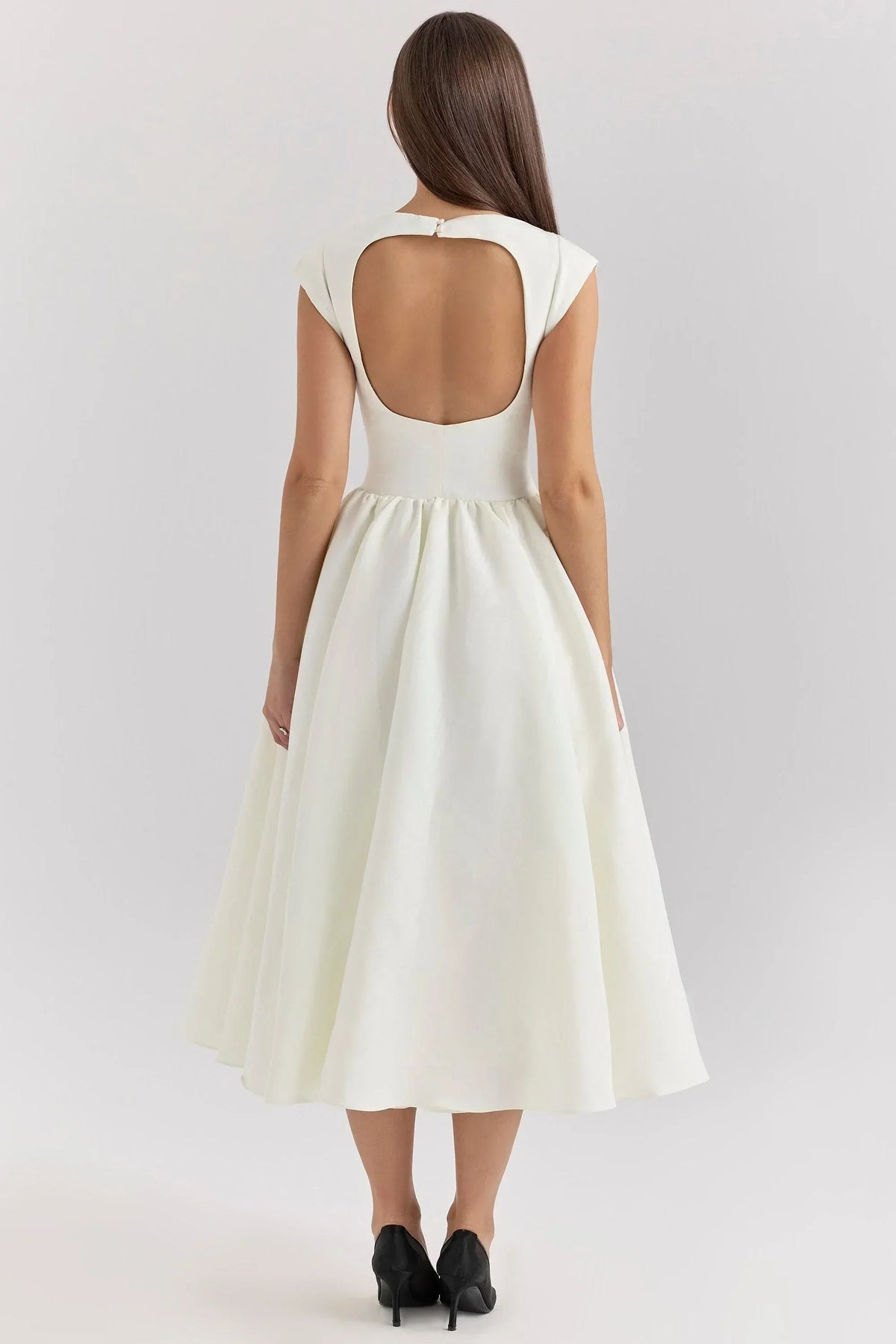 Refinado vestido de invitada de boda con manga corta y falda amplia en negro y blanco | Midi
